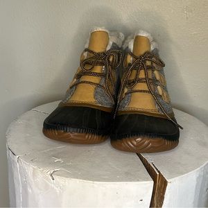 SOREL Out n About waterproof Sherpa lined duck booties in gray brown color sz 10